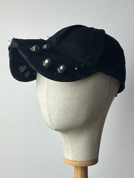 Distressed ‚Rhinozeros‘ Cap with Screws in Black
