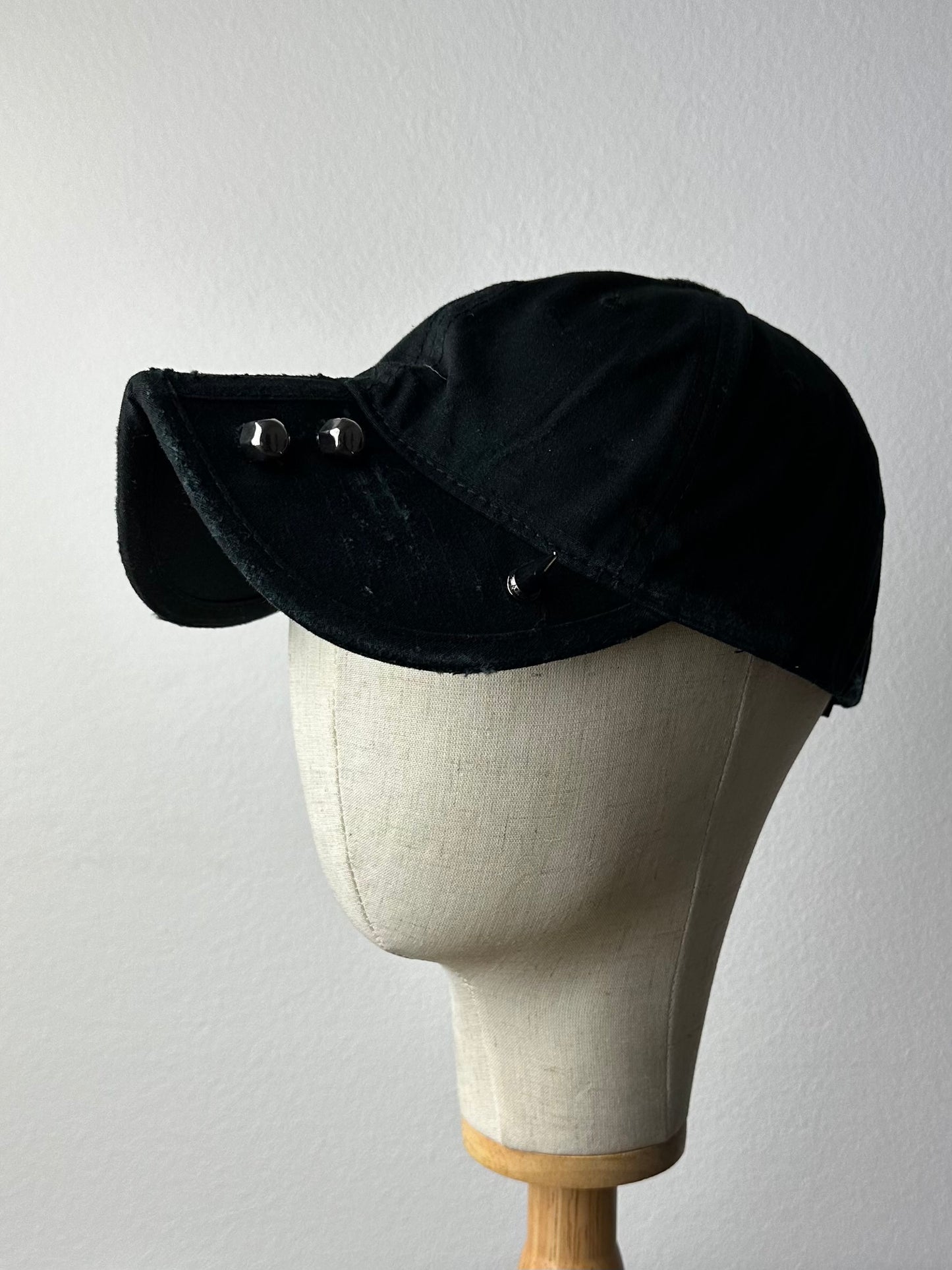Distressed ‚Officer’ Cap in Black