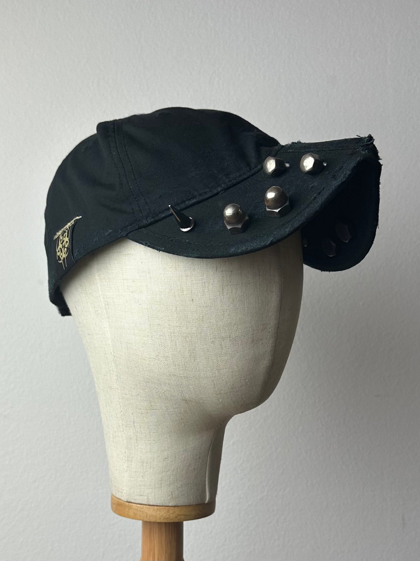 Distressed ‚Rhinozeros‘ Cap  with Screws in Black