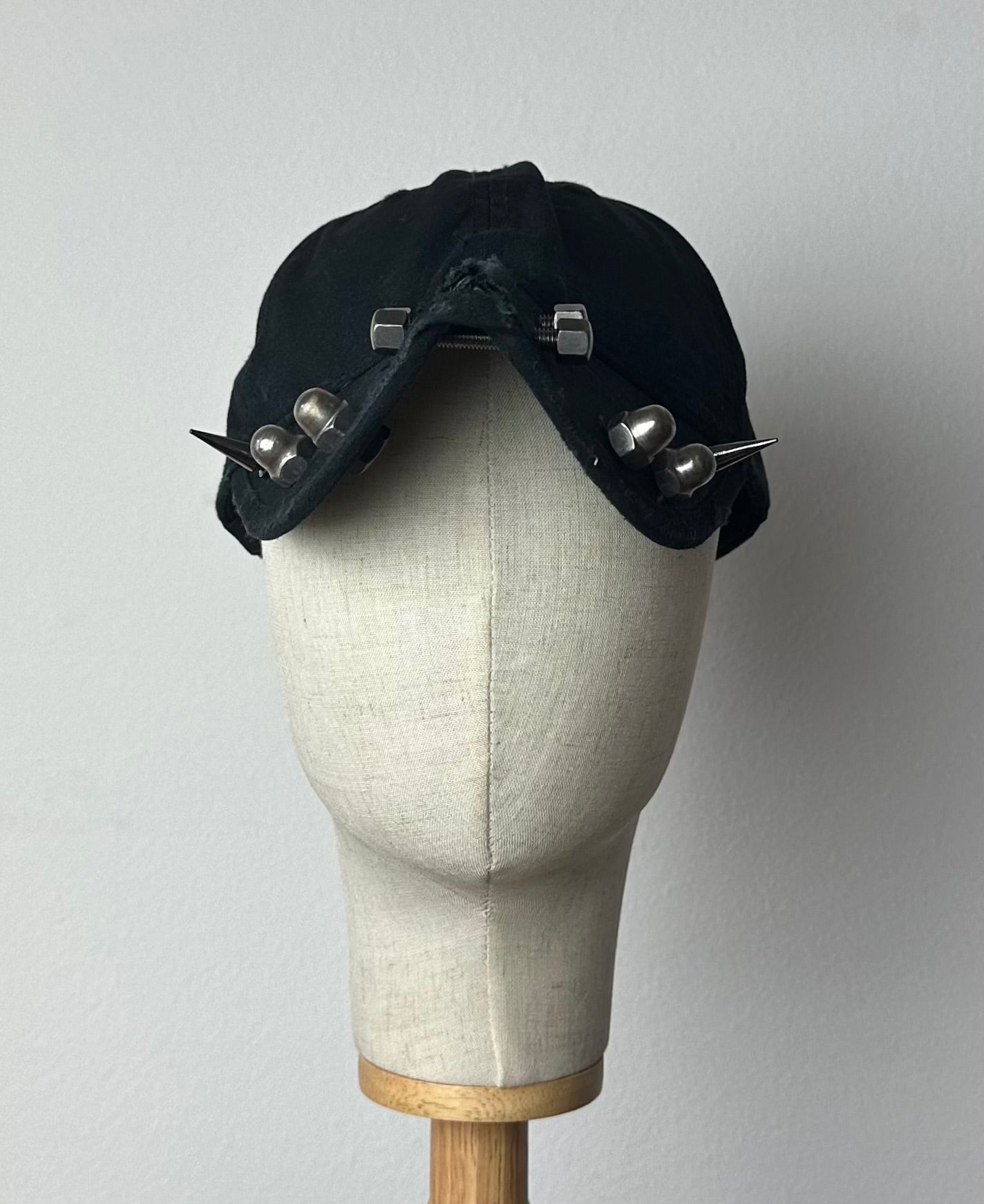 Distressed ‚Rhinozeros‘ Cap  with Screws in Black