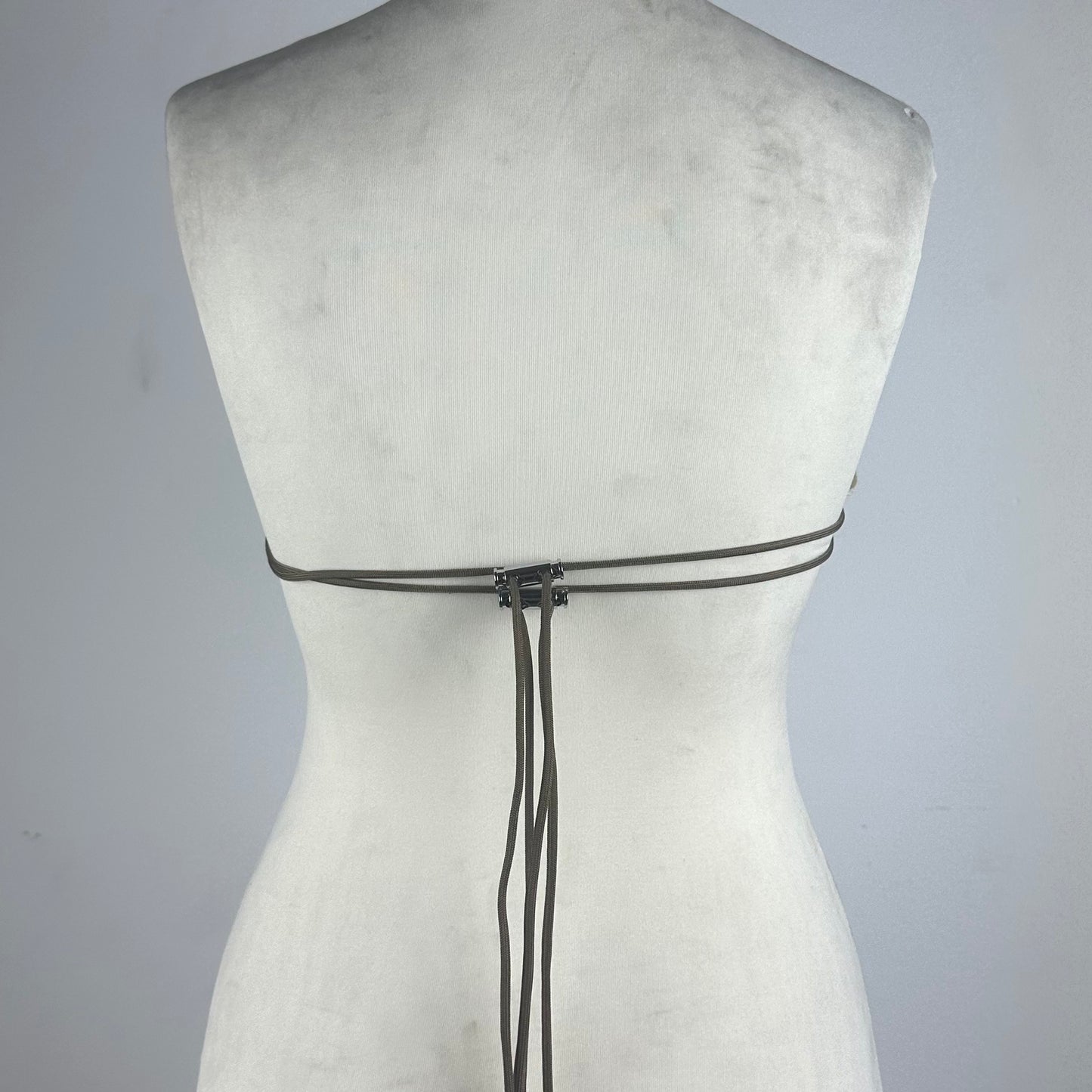 BANDAGED PUMP TOP